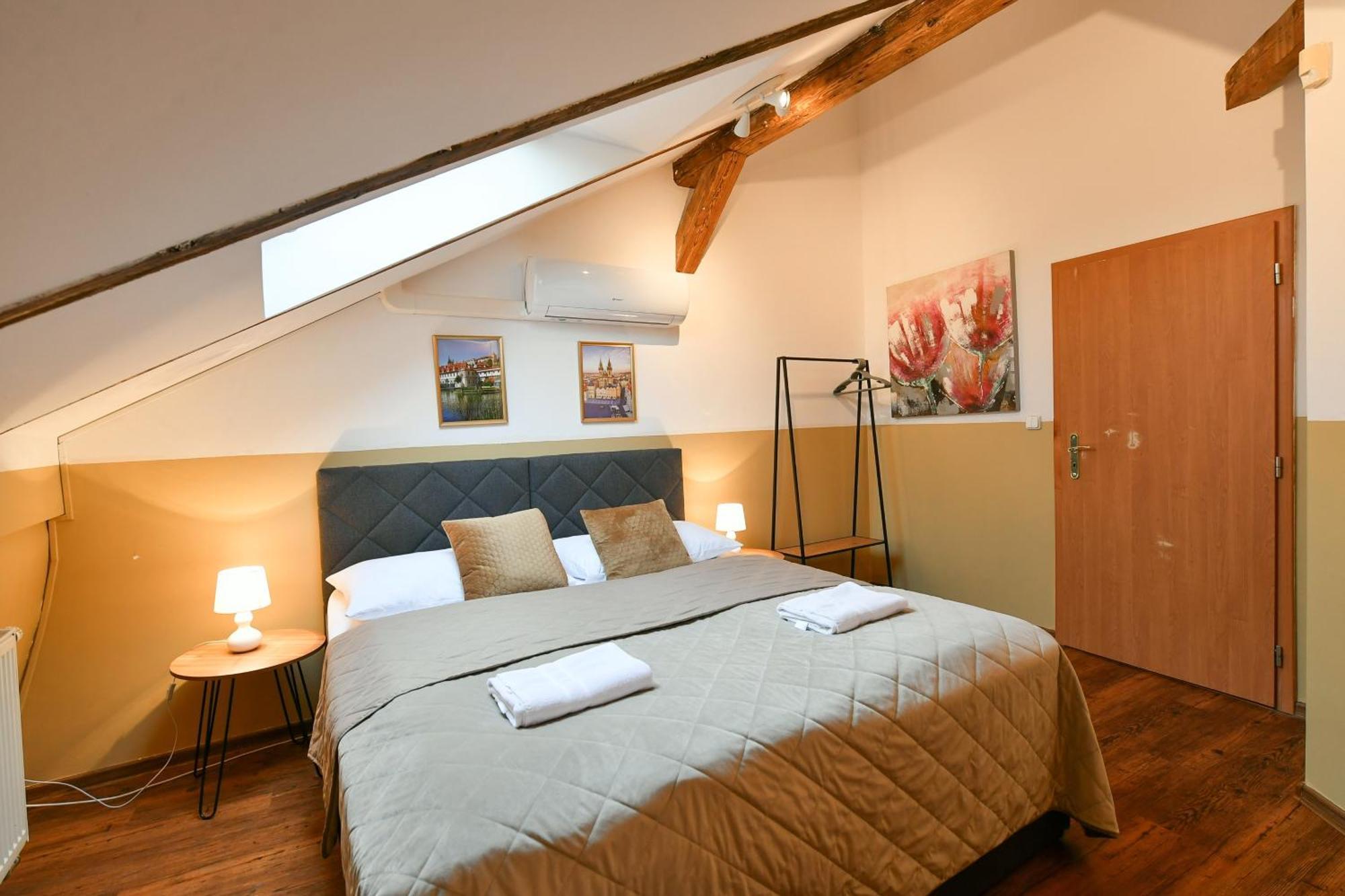 Amazing Charles Bridge Apartment Прага Екстер'єр фото