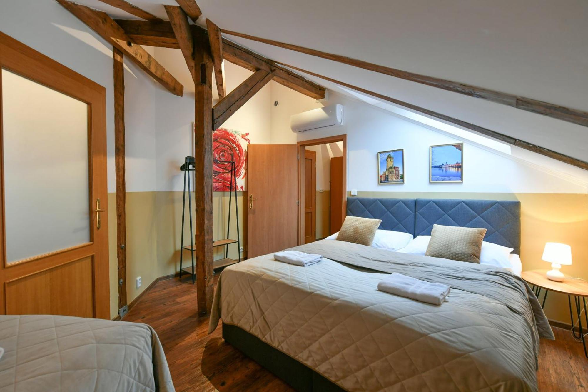 Amazing Charles Bridge Apartment Прага Екстер'єр фото