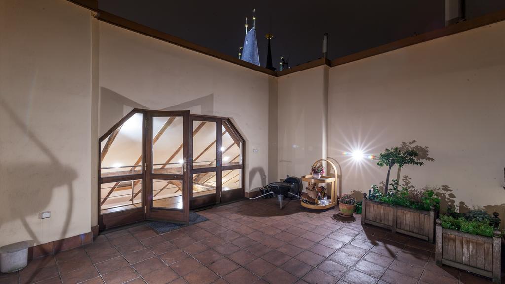 Amazing Charles Bridge Apartment Прага Номер фото